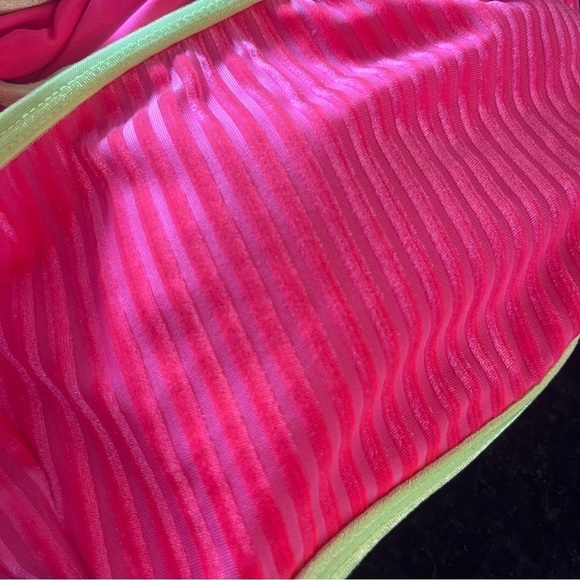 Dippin’ Daisy’s ReVibe Neon Pink Encore Velvet Bandeau Velvet Bikini Top Large - Picture 6 of 12